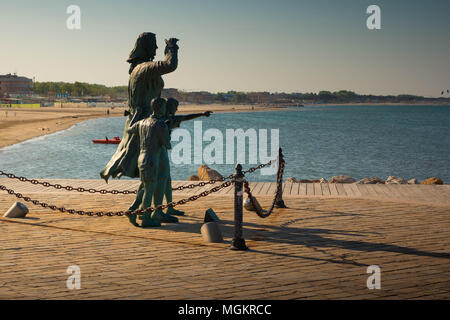 Dei marinai' 'Sposent, une statue en bronze de l'artiste Quinto Pagliarani célébrant les épouses des marins, situé à Cesenatico, Italie. Vue de profil. Banque D'Images