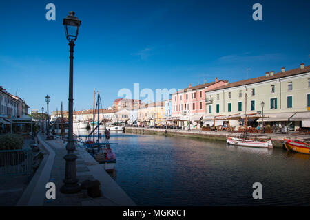 Vue sur Porto Canale, le canal central dans la belle ville de Cesenatico, sur la côte Adriatique en Italie. Banque D'Images