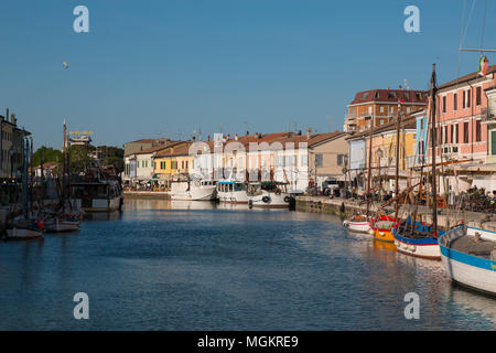 Vue sur Porto Canale, le canal central dans la belle ville de Cesenatico, sur la côte Adriatique en Italie. Banque D'Images