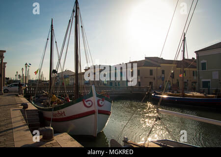 Vue sur Porto Canale, le canal central dans la belle ville de Cesenatico, sur la côte Adriatique en Italie, avec bateau peint historique. Banque D'Images