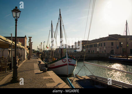 Vue sur Porto Canale, le canal central dans la belle ville de Cesenatico, sur la côte Adriatique en Italie. Historique avec bateau peint. Banque D'Images