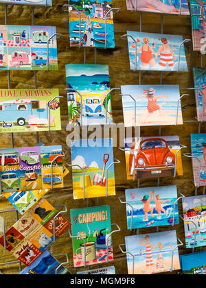 Cartes postales du bord de mer à vendre dans un rack à l'extérieur d'un magasin à Whitby, North Yorkshire, UK Banque D'Images