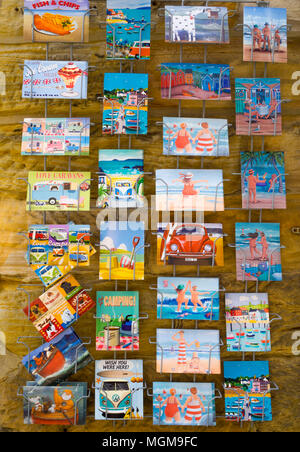 Cartes postales du bord de mer à vendre dans un rack à l'extérieur d'un magasin à Whitby, North Yorkshire, UK Banque D'Images