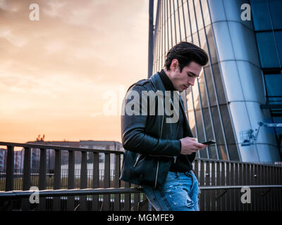 Un beau jeune homme dans la ville moderne mise Banque D'Images