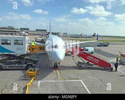 Jet2 avion à l'aéroport de Manchester Banque D'Images