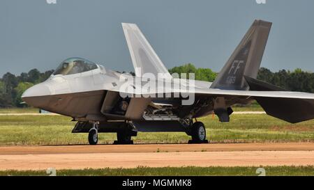 Une armée de l'air F-22 Raptor sur la piste à Columbus Air Force Base. Ce F-22 appartient à la 192e Escadre de chasse de Joint Base Langley-Eustis. Banque D'Images