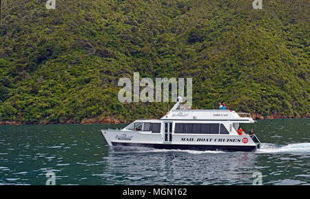 Picton, Nouvelle-Zélande - 04 janvier, 2018 : croisière dans les Marlborough Sounds sur un bateau courrier. catermeran Banque D'Images