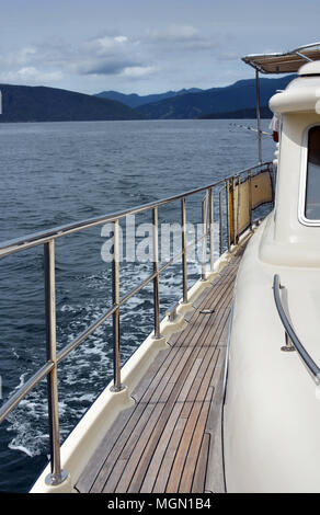 Vue rapprochée du pont et des raccords sur un lancer de luxe dans les Marlborough Sounds, Nouvelle-Zélande Banque D'Images