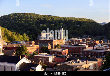 Point de vue des petites New England ville au coucher du soleil d'en haut Banque D'Images