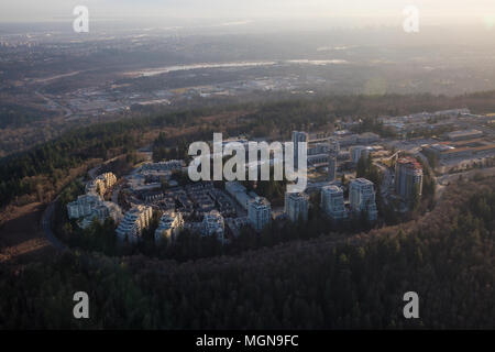 Vue aérienne d'un quartier résidentiel sur le dessus de la montagne Burnaby pendant une journée ensoleillée. Prises à Vancouver, Colombie-Britannique, Canada. Banque D'Images