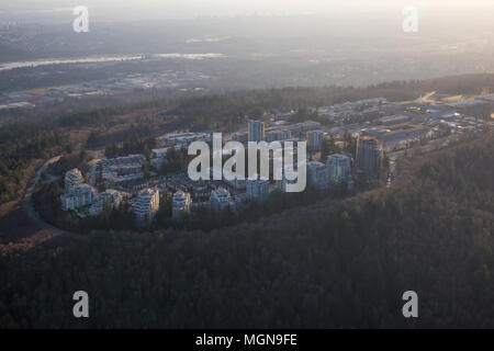 Vue aérienne d'un quartier résidentiel sur le dessus de la montagne Burnaby pendant une journée ensoleillée. Prises à Vancouver, Colombie-Britannique, Canada. Banque D'Images