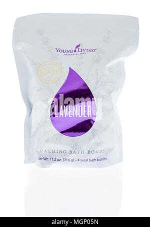 Winneconne, WI - 11 mars 2018 : un sac de jeunes vivant lavender Calming Bath Bombs sur un fond isolé. Banque D'Images