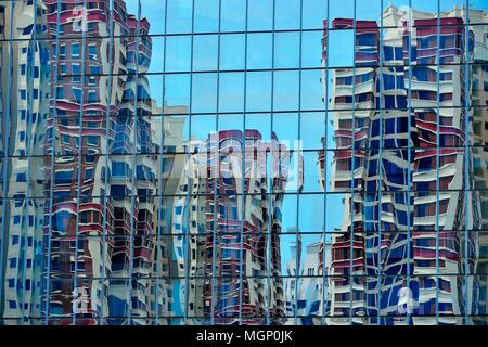 Vue de face d'un grand immeuble de bureaux modernes à Singapour avec façade en verre et une forte réflexion, abstract background Banque D'Images