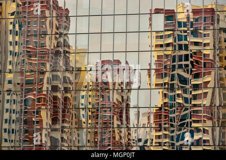 Vue de face d'un grand immeuble de bureaux modernes à Singapour avec façade en verre et une forte réflexion, abstract background Banque D'Images