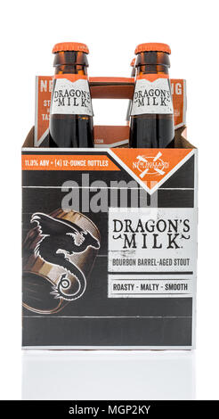 Winneconne, WI - 20 Avril 2018 : un six-pack de lait du Dragon New Holland de bourbon barrel stout bière sur un fond isolé. Banque D'Images