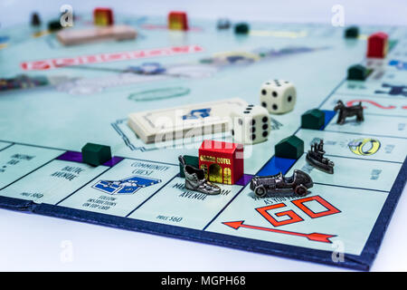 Jeu de Monopoly close up avec la voiture passe le rendez-vous.