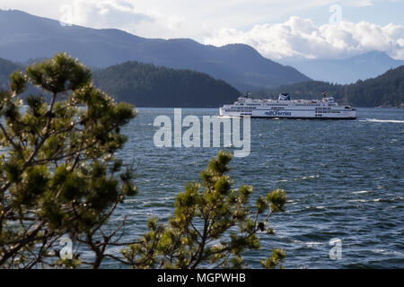 Horseshoe Bay, West Vancouver, British Columbia, Canada - 1 Avril 2018 : BC Ferry est de quitter le terminal durant une tempête et vent. Banque D'Images