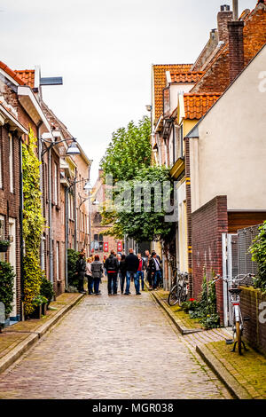 Un groupe de jeunes rencontre dans la ruelle dans le centre historique de la ville de Zwolle, Pays-Bas Banque D'Images