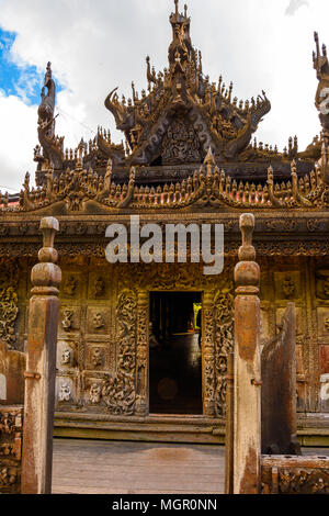 Monastère Shwenandaw Golden Palace (monastère), un monastère bouddhiste historique situé dans la région de Mandalay, Myanmar Banque D'Images