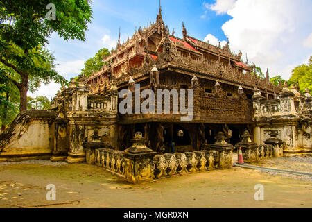 Monastère Shwenandaw Golden Palace (monastère), un monastère bouddhiste historique situé dans la région de Mandalay, Myanmar Banque D'Images