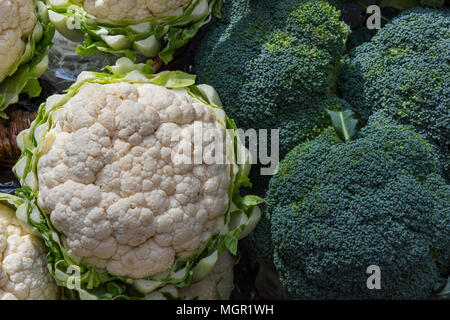 Brocoli et chou-fleur frais sur l'affichage à un étal de légumes sur Borough Market à Londres. les fruits et légumes frais vendus sur un jardiniers Banque D'Images