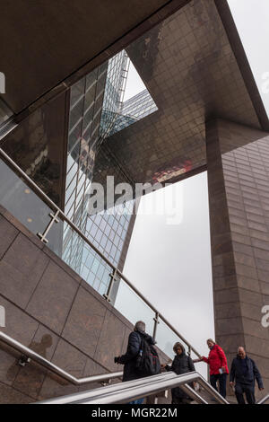Certaines personnes marchant vers le bas ou les étapes ou les escaliers au numéro un 1 London Bridge office building à côté de la tamise Londres capitale. Banque D'Images