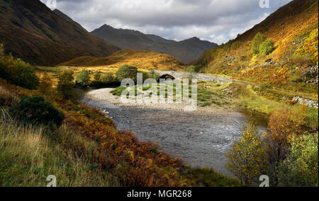 Le vieux pont sur la rivière Shiel Banque D'Images