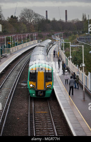 Passagers et une classe de chemin de fer du sud 377 train électrique à West Brompton sur la ligne de l'ouest de Londres avec un South Croydon - Milton Keynes Central train Banque D'Images