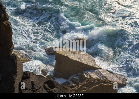 Les rochers et les vagues de surf dans l'océan, près de Cabo Carvoeiro (Cap de charbon), la Péninsule de Peniche, Portugal Banque D'Images