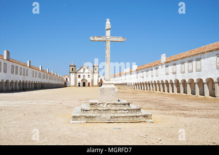 La croix de pierre en face de l'église du 15ème siècle de notre Dame du Cap (Nossa Senhora do Cabo) près de Cabo Espichel à Sesimbra, Portugal Banque D'Images