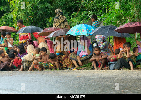 Attendre l'aide de réfugiés Rohingya dans près d'une route à Teknaf à Cox's Bazar, le Bangladesh. Banque D'Images