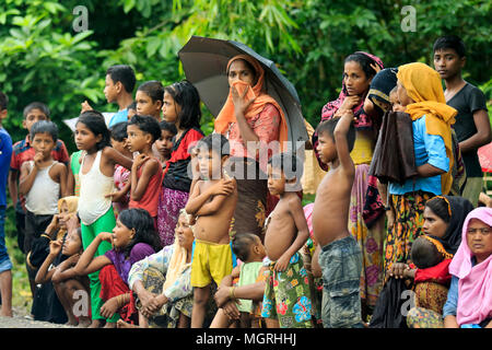 Attendre l'aide de réfugiés Rohingya dans près d'une route à Teknaf à Cox's Bazar, le Bangladesh. Banque D'Images