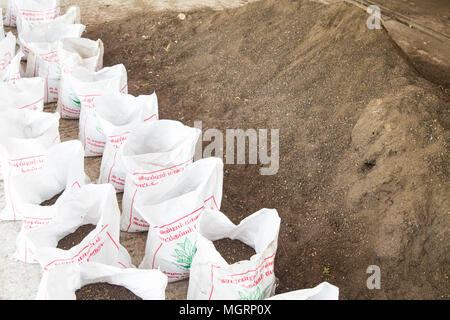 Sacs de compost, engrais végétaux biologiques du sol réalisés avec des fruits légumes oranic de déchets, de plantation. Recyclage Environnement Banque D'Images