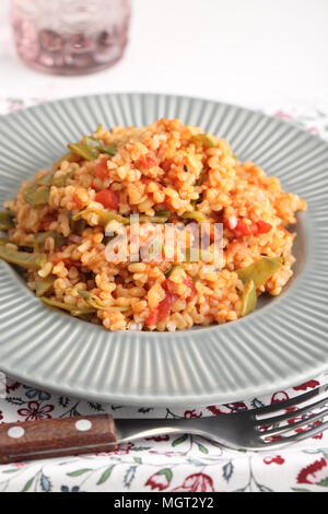 Pilaf de boulgour et légumes avec haricots verts et tomates Banque D'Images