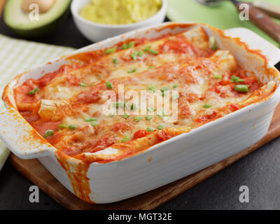 Trois enchiladas dans un plat allant au four Banque D'Images