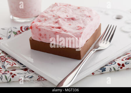 Gelée de chocolat garni de mousse aux framboises Banque D'Images