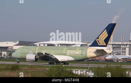 Hambourg, Allemagne - 27 Avril 2018 : Airbus A380 à l'atterrissage à l'usine Airbus à Hambourg Finkenwerder après un vol d'essai Banque D'Images