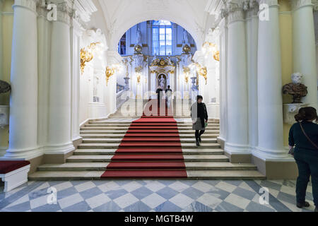 SAINT PETERSBURG, Russie - le 16 mars 2018 : les visiteurs sur l'escalier principal d'un grand musée de l'Ermitage. L'Ermitage est deuxième plus grand musée d'art et c Banque D'Images