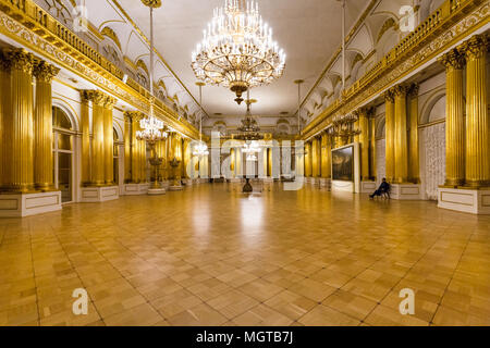 SAINT PETERSBURG, Russie - le 16 mars 2018 : les gens de grand hall en grand musée de l'Ermitage. L'Ermitage est deuxième plus grand musée d'art et cul Banque D'Images