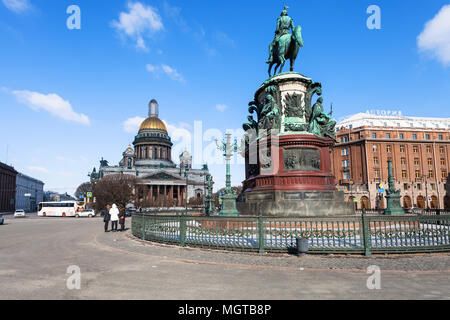 SAINT PETERSBURG, Russie - le 17 mars 2018 : personnes près de Monument à Nicolas I et point de vue sur la cathédrale Saint Isaac Cathédrale sur la place St Isaac à Sain Banque D'Images