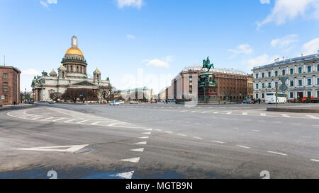 SAINT PETERSBURG, Russie - le 17 mars 2018 : vue panoramique de la Place St Isaac avec Monument à Nicolas I et la Cathédrale Saint Isaac Cathédrale à Sain Banque D'Images