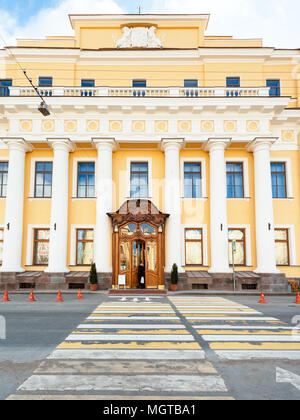 SAINT PETERSBURG, Russie - le 17 mars 2018 : visiteur près de façade de palais Yusupov sur la rivière Moïka. Le palais était la Moïka Résidence principale Banque D'Images