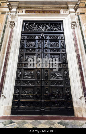 SAINT PETERSBURG, Russie - le 17 mars 2018 : Grand Ouest Portes de la Cathédrale Saint Isaac (Isaakievskiy Sobor) à Saint Petersburg. La Cathédrale est Banque D'Images