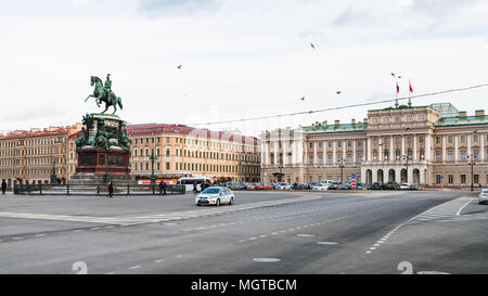 SAINT PETERSBURG, Russie - le 17 mars 2018 : vue panoramique de la Place St Isaac avec Monument à Nicolas I et palais Mariinsky de Saint-Pétersbourg. L Banque D'Images