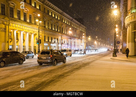 SAINT PETERSBURG, Russie - le 17 mars 2018 : les gens et la circulation automobile sur l'avenue Nevsky Prospect Street durant tempête dans la nuit. La perspective Nevski est la principale str Banque D'Images