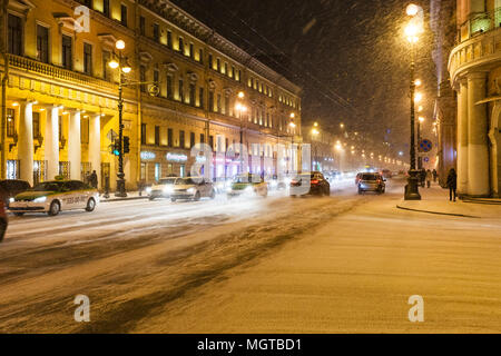 SAINT PETERSBURG, Russie - le 17 mars 2018 : les gens et les voitures on snowy Nevsky Prospect Street lors de chutes de neige dans la nuit. La perspective Nevski est la principale stree Banque D'Images