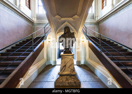 SAINT PETERSBURG, Russie - le 18 mars 2018 : dans l'escalier principal palais Menchikov sur Molodyozhny Quai de l'île Vassilievski à Saint-Pétersbourg, ville. Banque D'Images