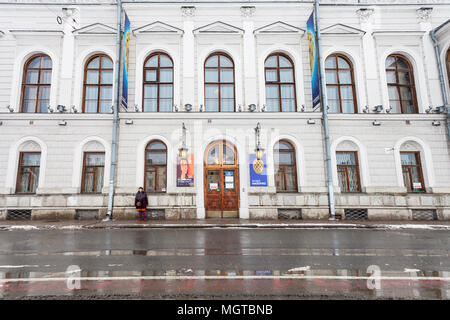 SAINT PETERSBURG, Russie - le 19 mars 2018 : visiteur près de Musée Fabergé à Chouvalov Palace sur la Rivière Fontanka à Saint-Pétersbourg dans la neige. E Banque D'Images