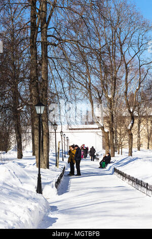 SUZDAL, RUSSIE - 9 mars 2018 : les visiteurs sur cour du monastère de Notre Sauveur et Saint Euthymius. Souzdal est une des plus anciennes villes russes, c'est est Banque D'Images