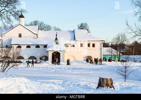 SUZDAL, RUSSIE - 9 mars 2018 : les touristes près de l'entrée aux évêques Chambers museum à Suzdal Kremlin. Suzdal Kremlin est la partie la plus ancienne de la Fédération de Banque D'Images